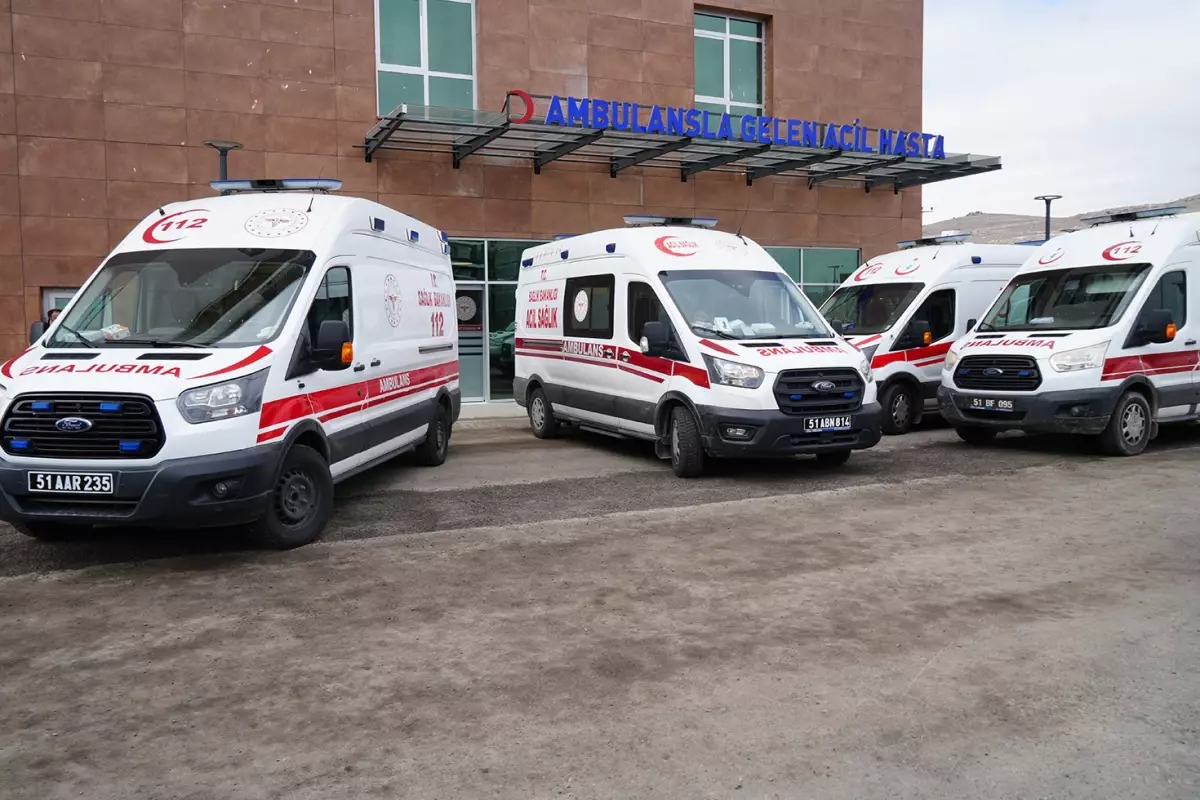 Manisa\'da otomobil ile kamyon çarpıştı: 5 ölü, 6 yaralı