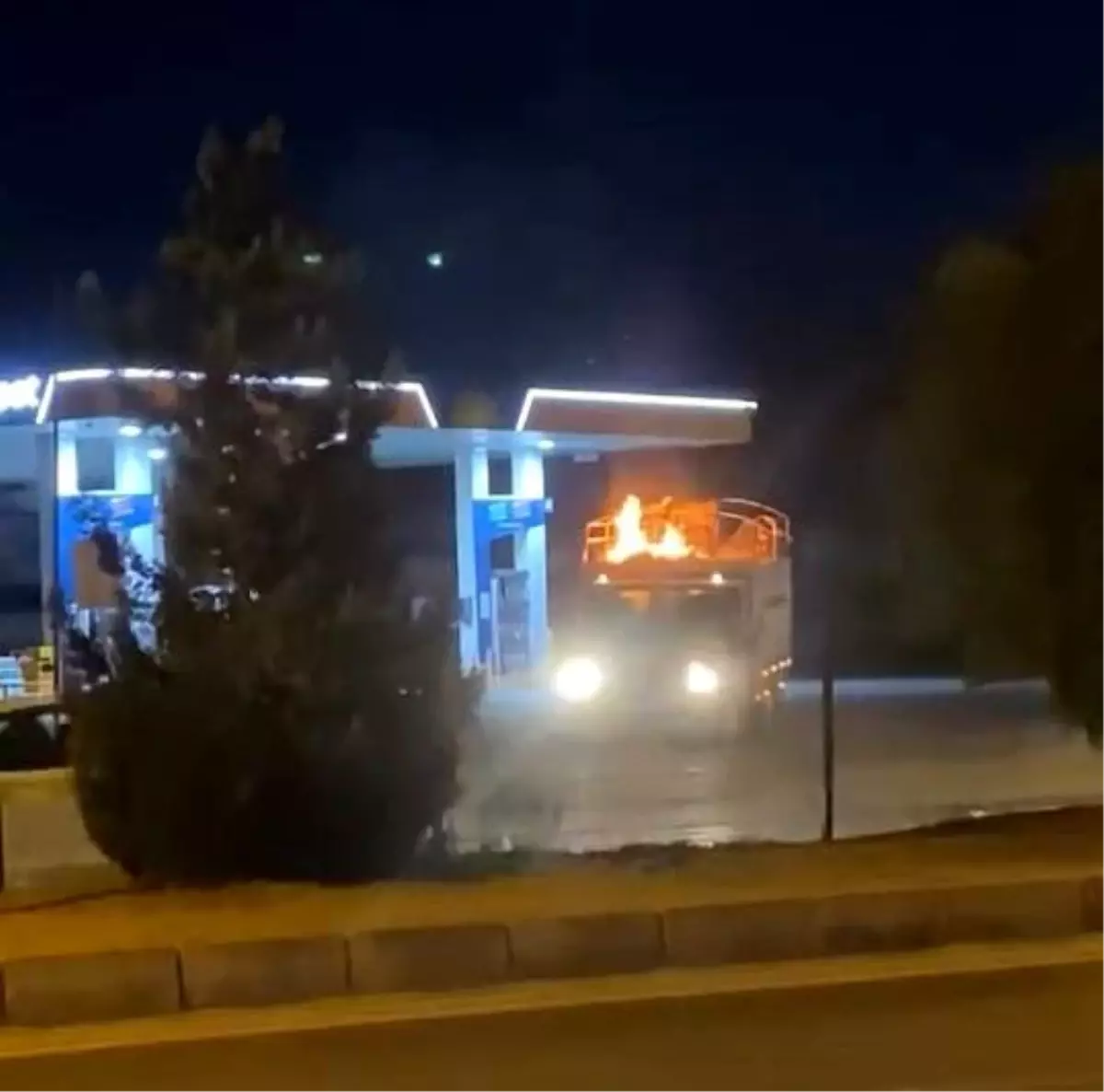 Elazığ\'da Pikap Yangını Paniğe Neden Oldu