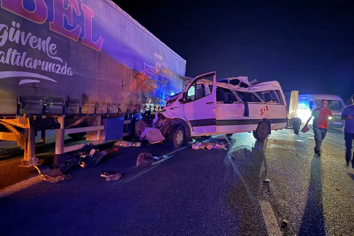 Tarım işçilerini taşıyan minibüs tıra çarptı: 3 ölü, 16 yaralı