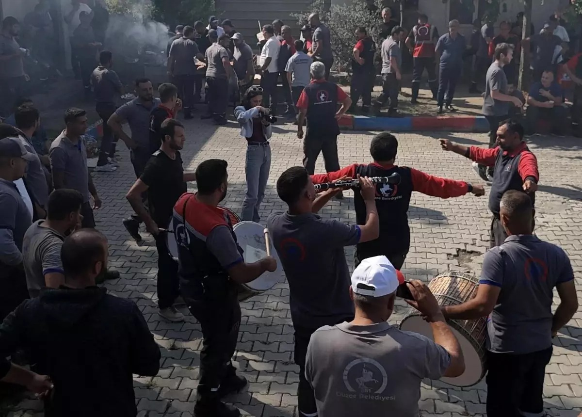 Düzce Belediyesi Temizlik İşleri Müdürlüğü\'nden Moral İkramı