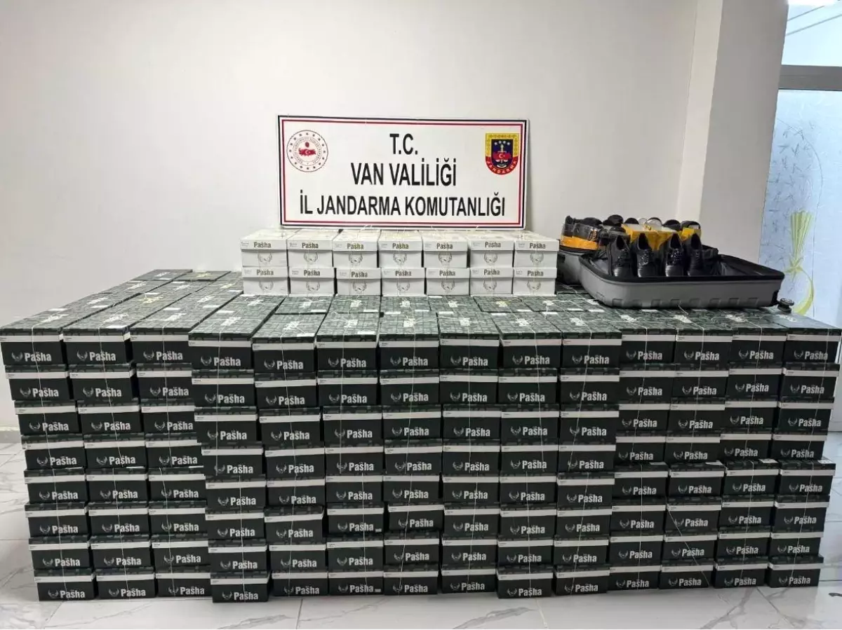 Başkale\'de 799 Çift Kaçak Ayakkabı Ele Geçirildi