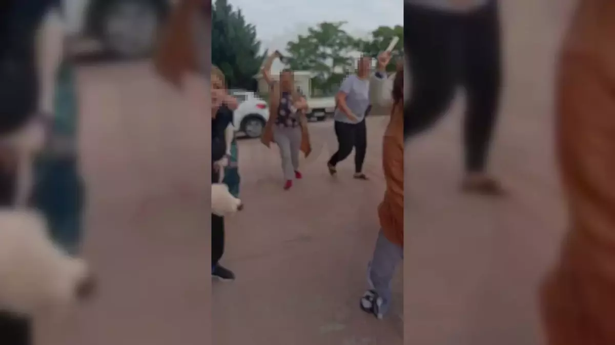 Çocuğunu görmeye giden babaya kadınlar sopa ile saldırdı