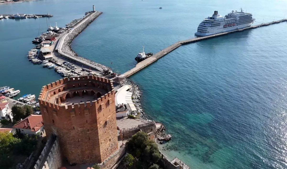 Kruvaziyer Gemisi Alanya\'ya Demir Attı