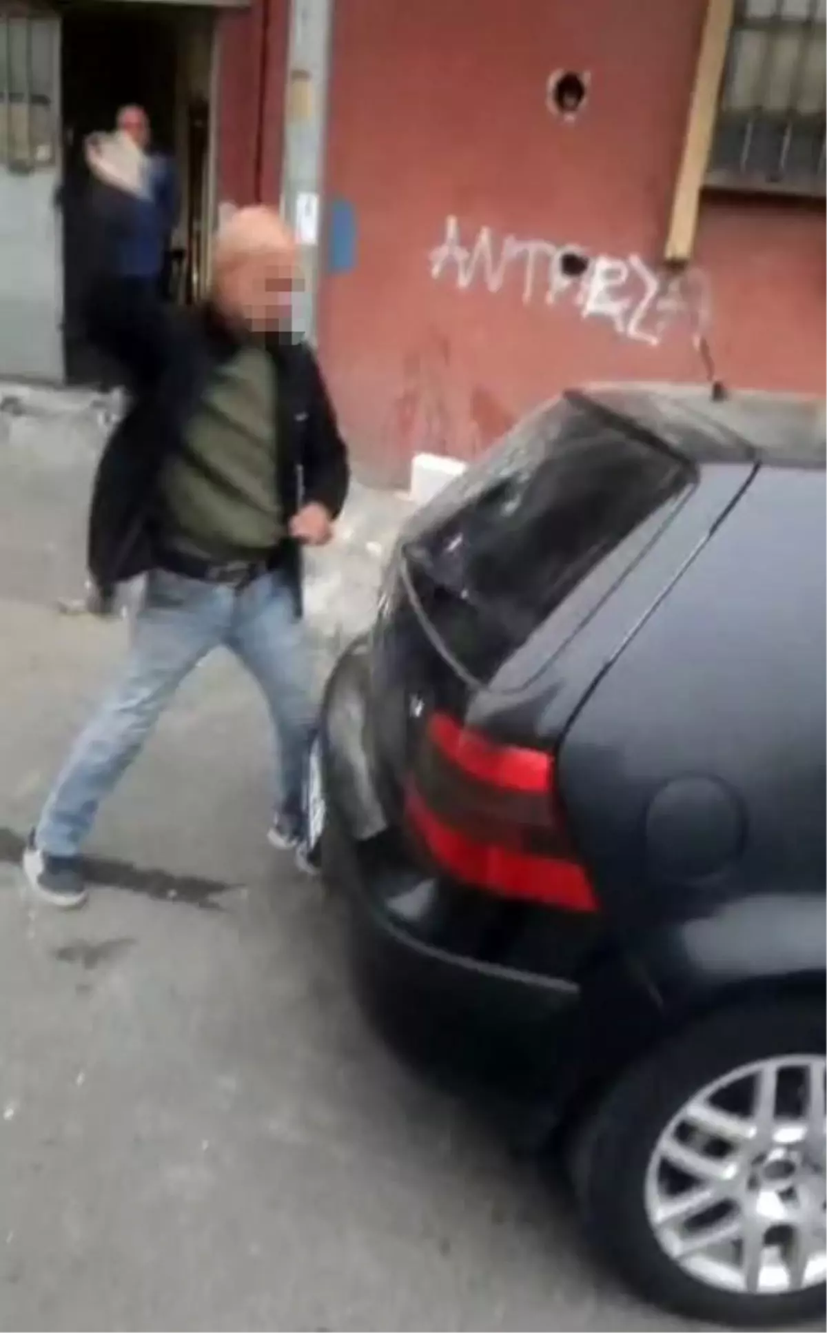 Alkollü şahıs, esnafın aracını taşla paramparça etti