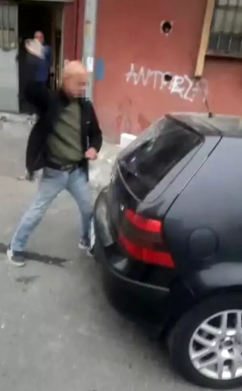 Alkollü şahıs, esnafın aracını taşla paramparça etti | Güncel Haber