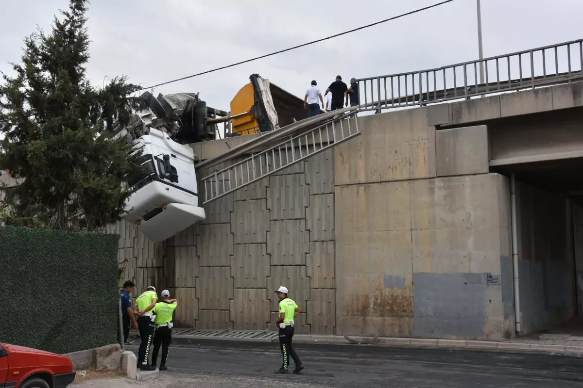 Yağmurda Devrilen TIR Yakalanamadı