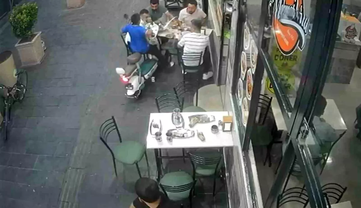 Elektrikli bisikletiyle, yemek yiyenlerin arasına daldı