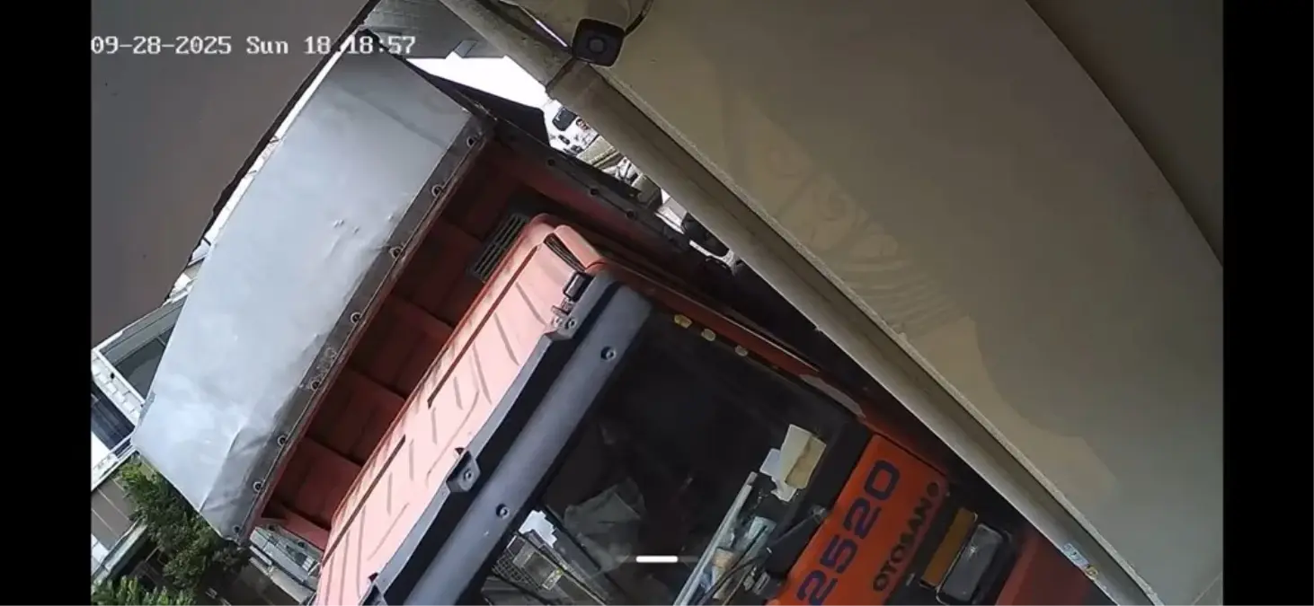 Esenyurt\'ta Kamyon Kaydı, 3 Araç Hasar Gördü