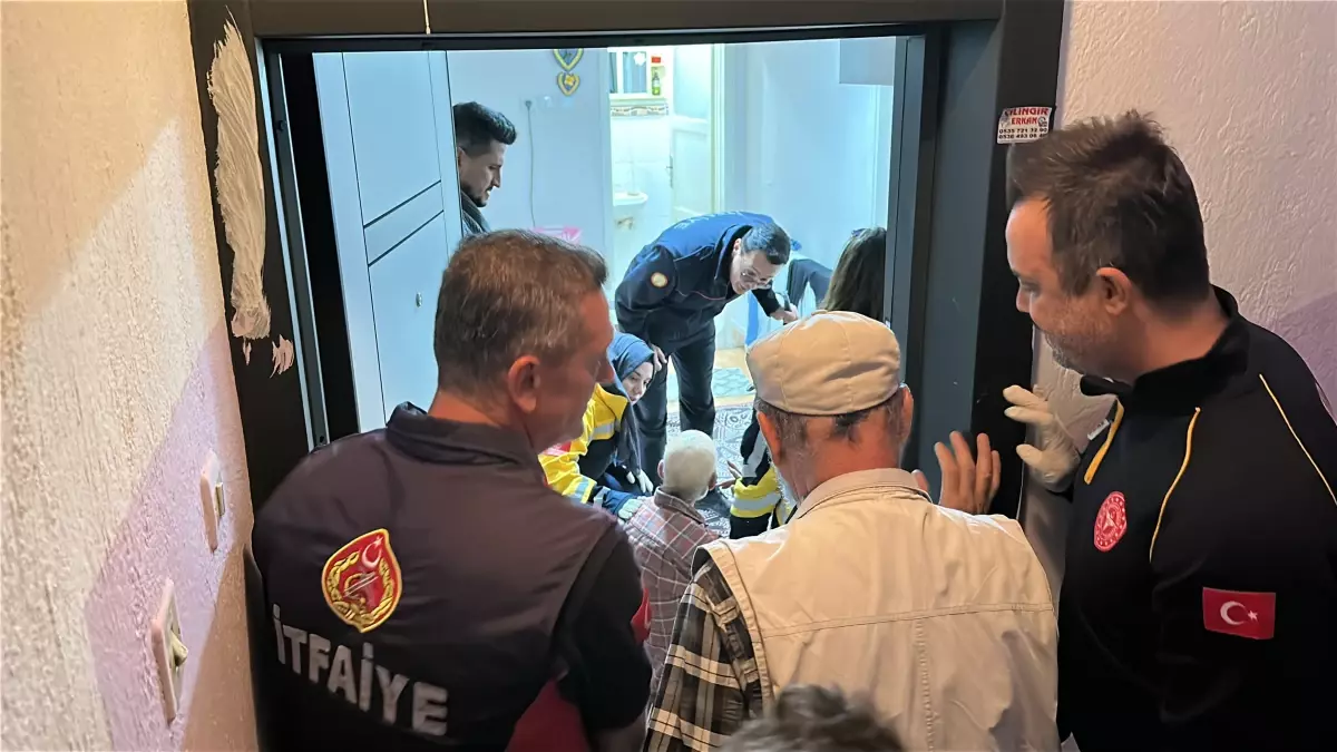 Kütahya\'da Yaşlı Adam Balkondan Kurtarıldı