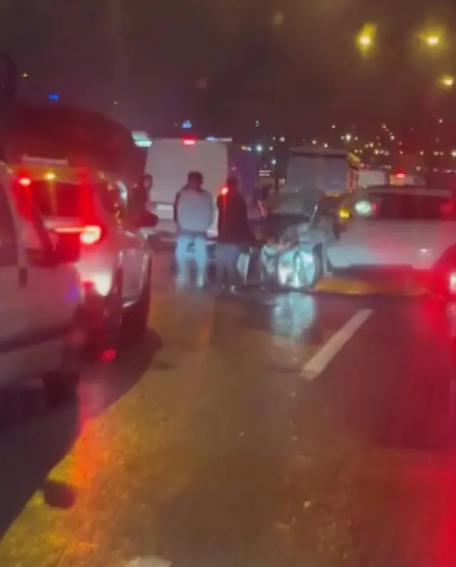 İstanbul'da 17 aracın karıştığı zincirleme kaza | Son Dakika