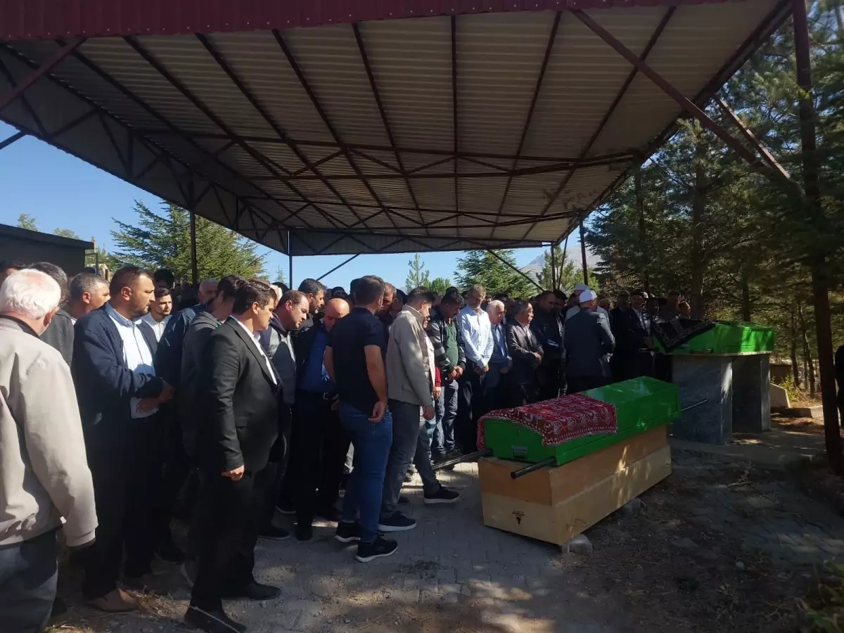 Gazdan Zehirlenme: Anne ve Kızı Yan Yana Defnedildi