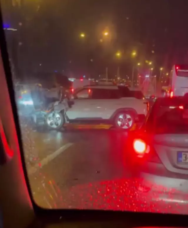 İstanbul'da 17 aracın karıştığı zincirleme kaza