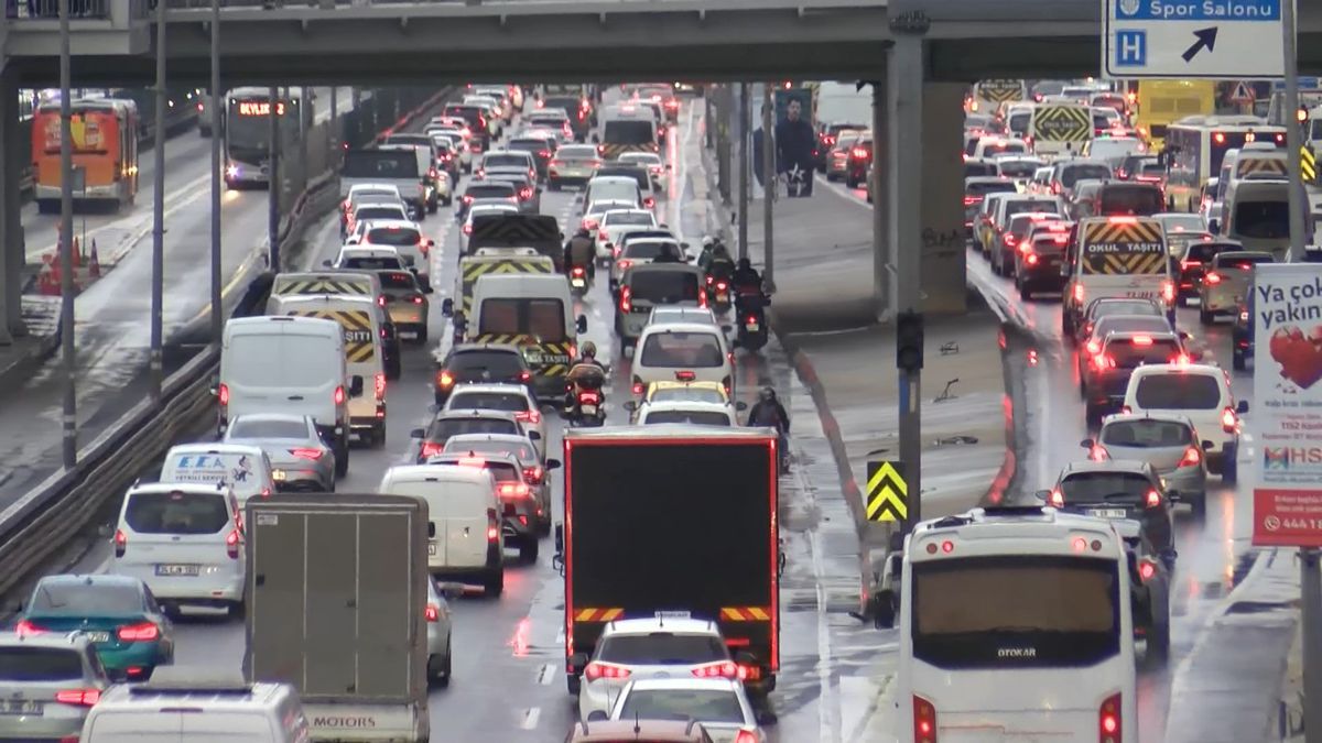 İstanbul\'da Yoğun Trafik Başladı