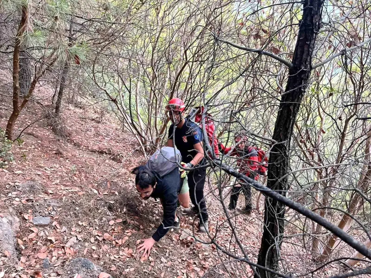 İzmir\'de Mahsur Kalan Gençler İtfaiye Tarafından Kurtarıldı