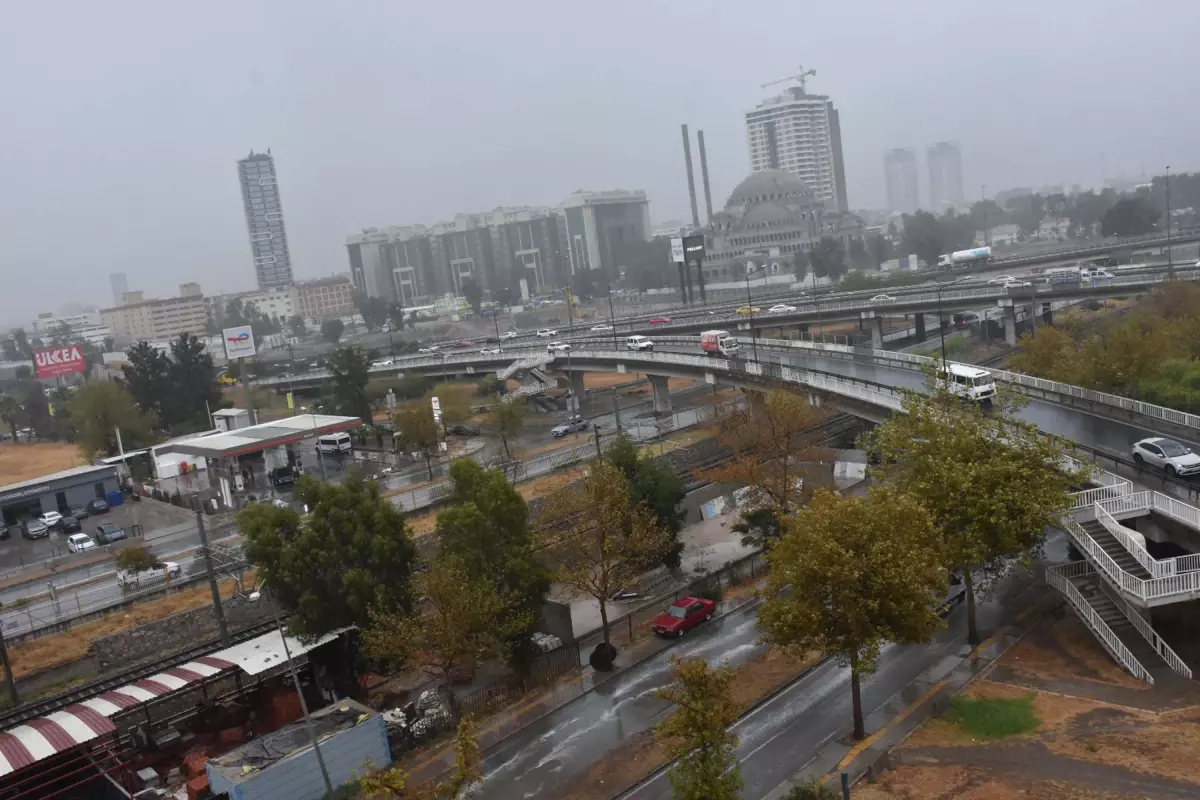 İzmir\'de Kısa Süreli Sağanak Yağış
