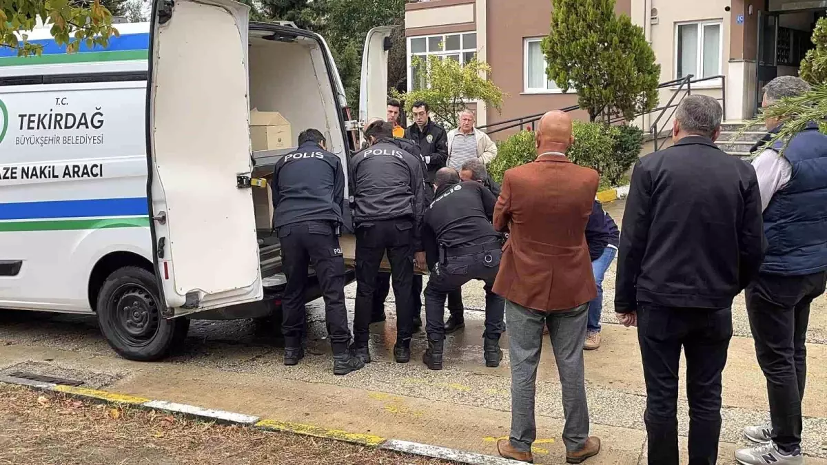 Kapaklı\'da Yangın Merdiveninde Ölüm