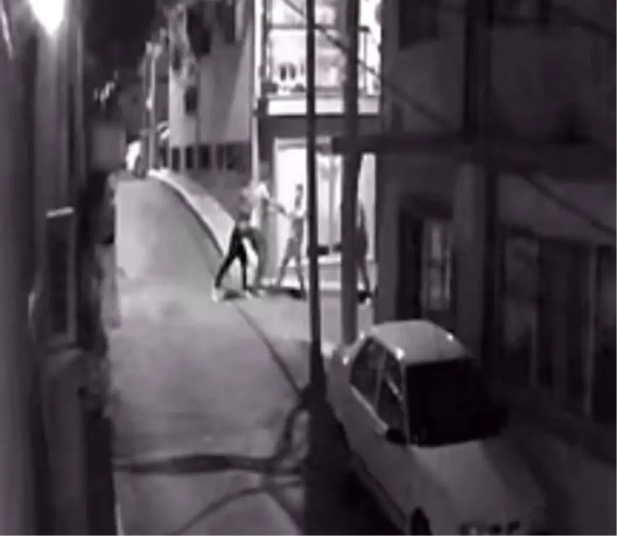 Gece yarısı bıçakla dehşet saçtı! Genç adamın boğazını kestiği anlar kamerada