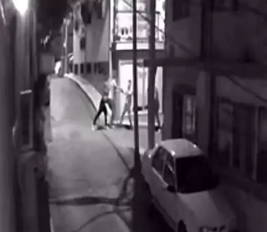 İzmir'de Bıçaklı Kavga: Bir Kişi Hayatını Kaybetti, Cinayet Anı Kamerada