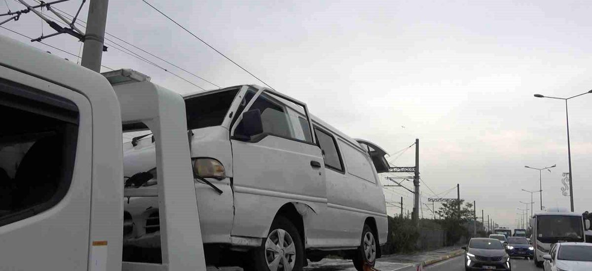 İzmit\'te Minibüs Devrildi, Sürücü Yaralandı