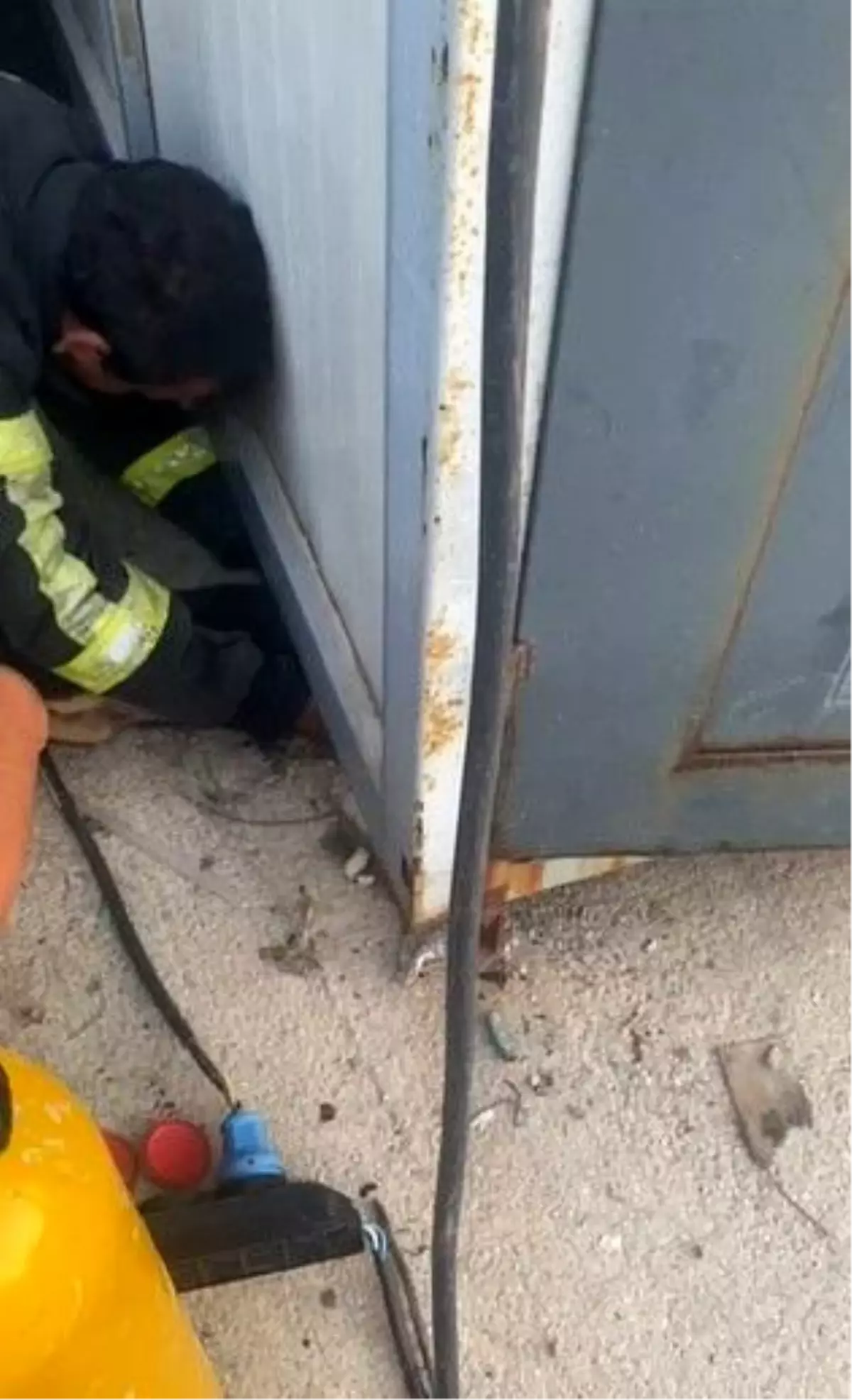 Samandağ\'da Sıkışan Yavru Köpek İtfaiye Ekipleri Tarafından Kurtarıldı