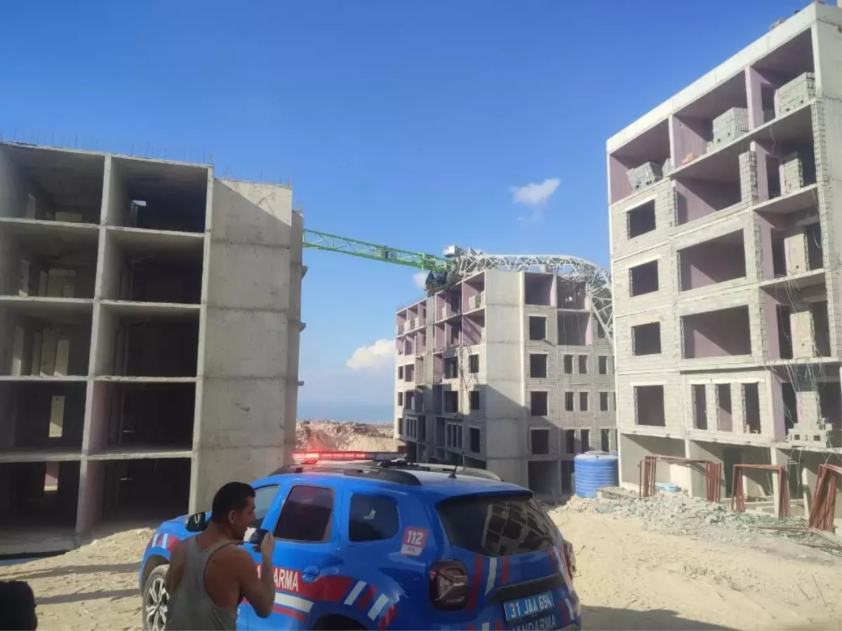 Tozu dumana kattı! Patlamanın etkisiyle sarsılan kule vinç, binanın üzerine devrildi!
