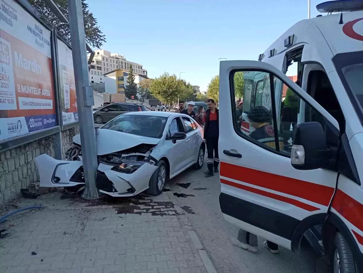 Mardin\'de Kaza: Otomobil Reklam Panosuna Çarptı