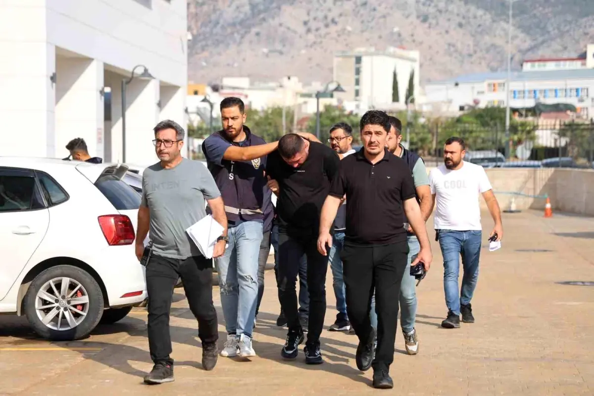 Adana\'da Galeriye Kurşun Yağdıran İki Şüpheli Tutuklandı