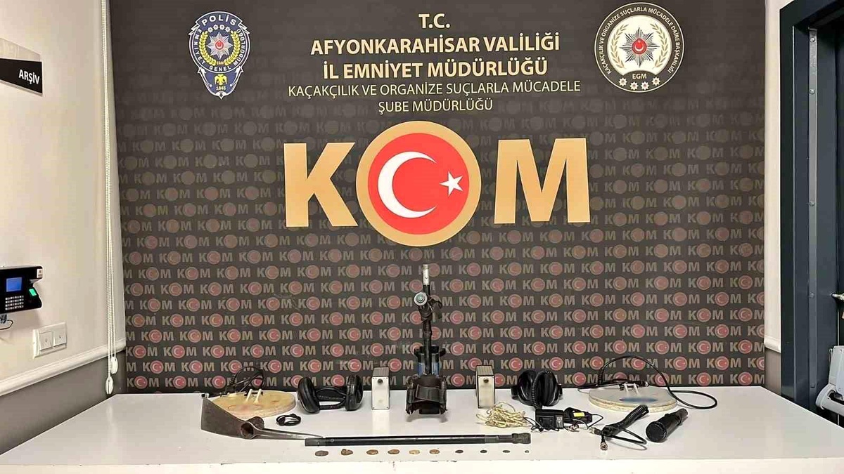 Afyonkarahisar\'da Tarihi Sikke ve Kazı Malzemeleri Ele Geçirildi
