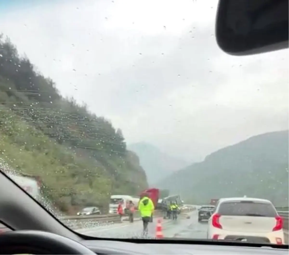 Geyve\'de Tır Kazası: Trafik Kilitlendi