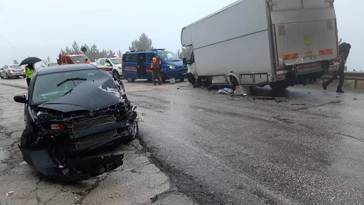 Bolu\'da Kaza: Otomobil ve Karavan Çarpıştı