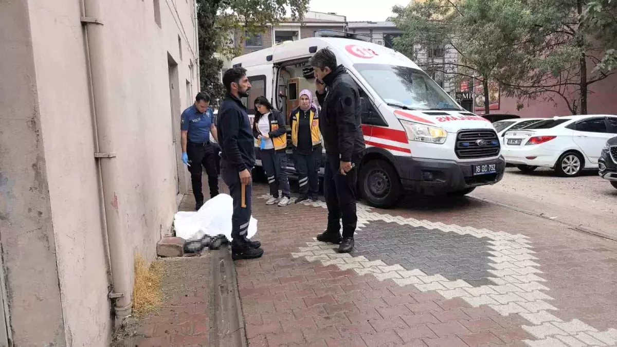 İnegöl\'de Sokakta Yaşlı Adam Ölü Bulundu