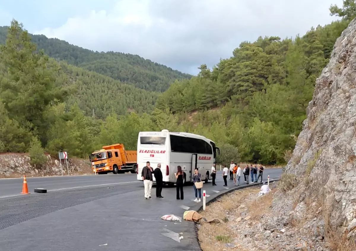 Akseki\'de Minibüs ve Otobüs Çarpıştı: 1 Ölü, 1 Yaralı