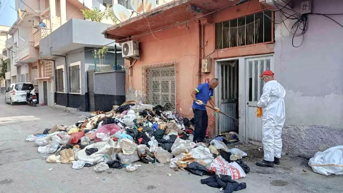 Adana\'da Çöple Dolu Evden 2 Kamyonet Çöp Çıkartıldı