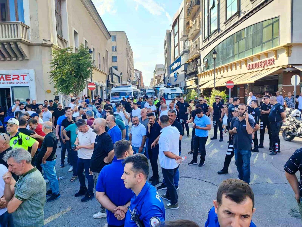 Adana\'da Dolmuş Sürücülerinden Eylem: UKOME Kararına Tepki