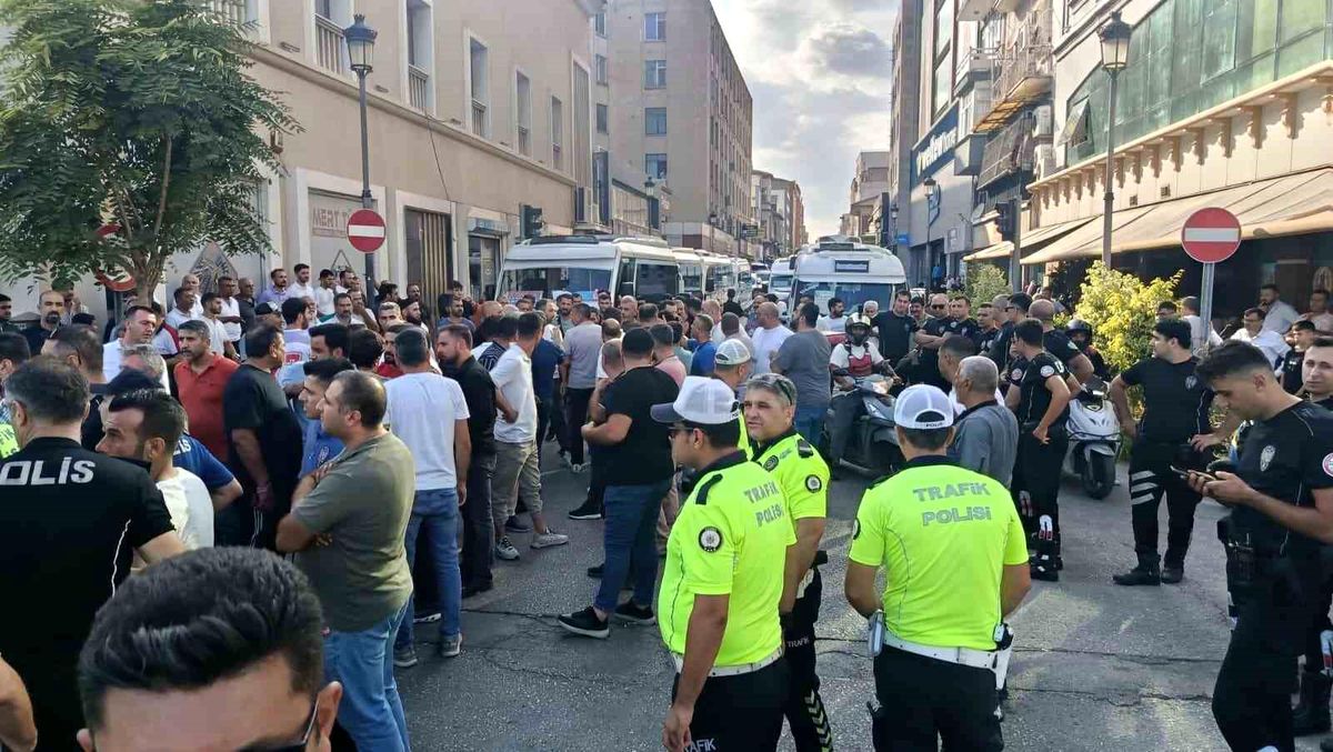 Adana\'da Dolmuş Sürücülerinden Eylem: Caddedeki Trafik 3 Saat Kapalı Kaldı
