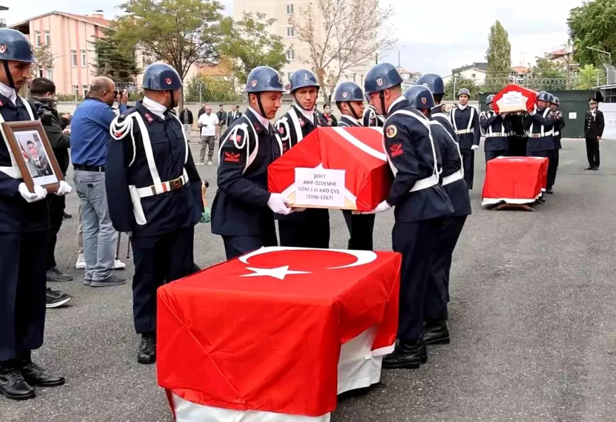 Aksaray\'da şehit jandarmalar gözyaşlarıyla memleketlerine uğurlandı
