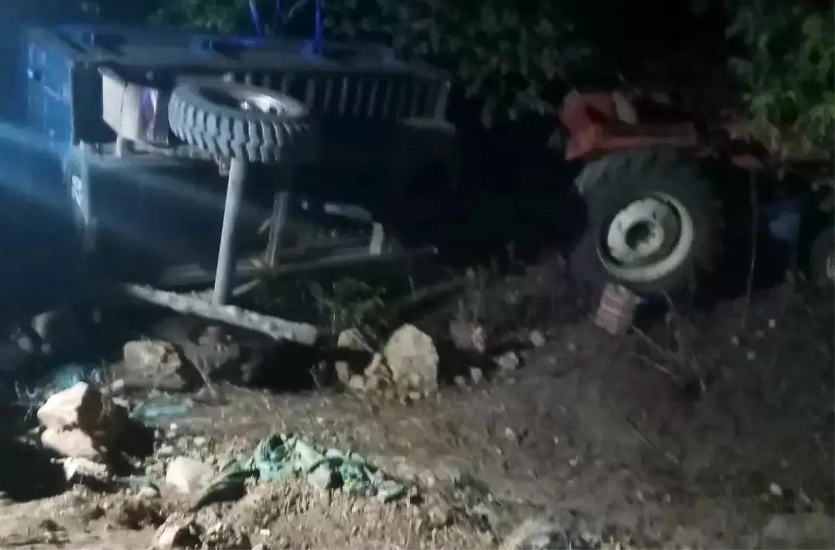 Traktör Devrildi, Genç Sürücü Ağır Yaralandı