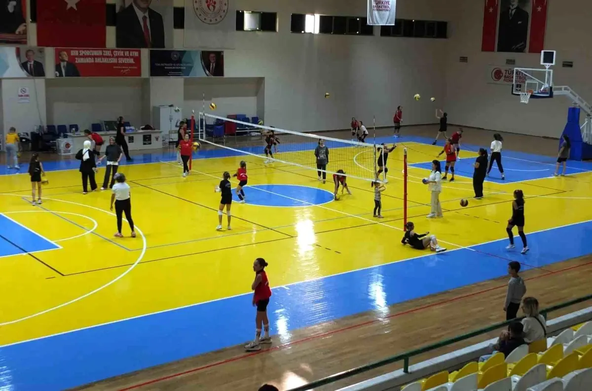 Burhaniye\'de Aile Yılı Voleybol Turnuvası