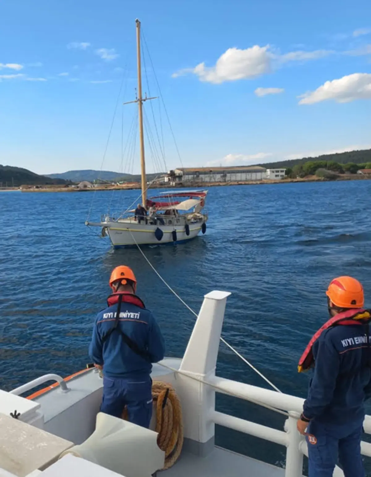 Çanakkale Boğazı\'nda Tekne Kurtarıldı