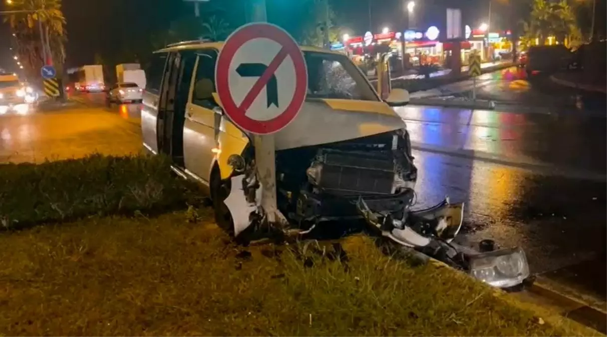 Antalya\'da Tur Minibüsleri Kazaya Karıştı