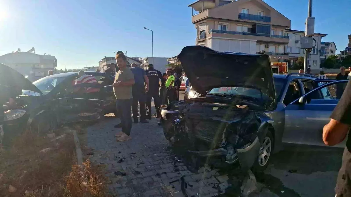 Didim\'de Trafik Kazası: 5 Yaralı