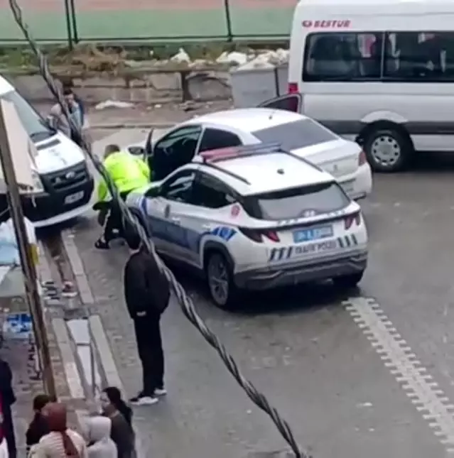 Otomobiliyle polisi metrelerce sürükleyerek kaçmaya çalıştı | Güncel Haber