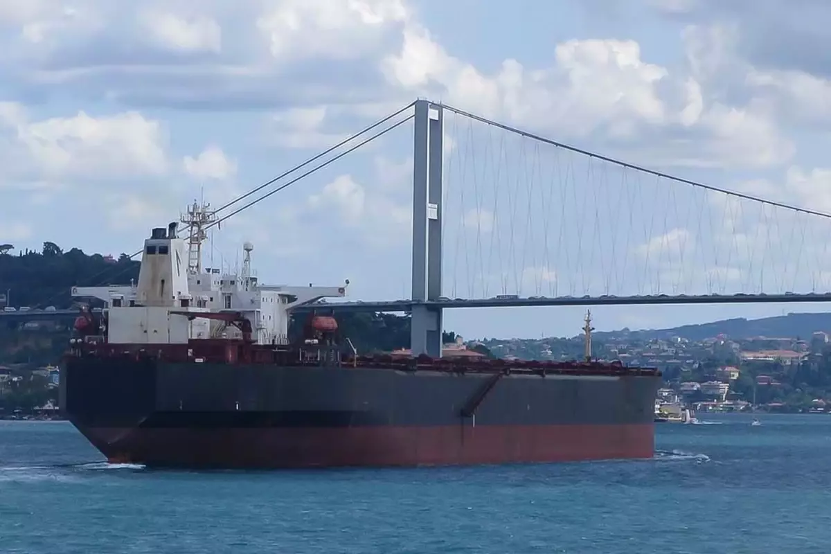 İstanbul Boğazı\'nda gemi trafiği askıda! 98 metrelik kargo gemisi arızalandı