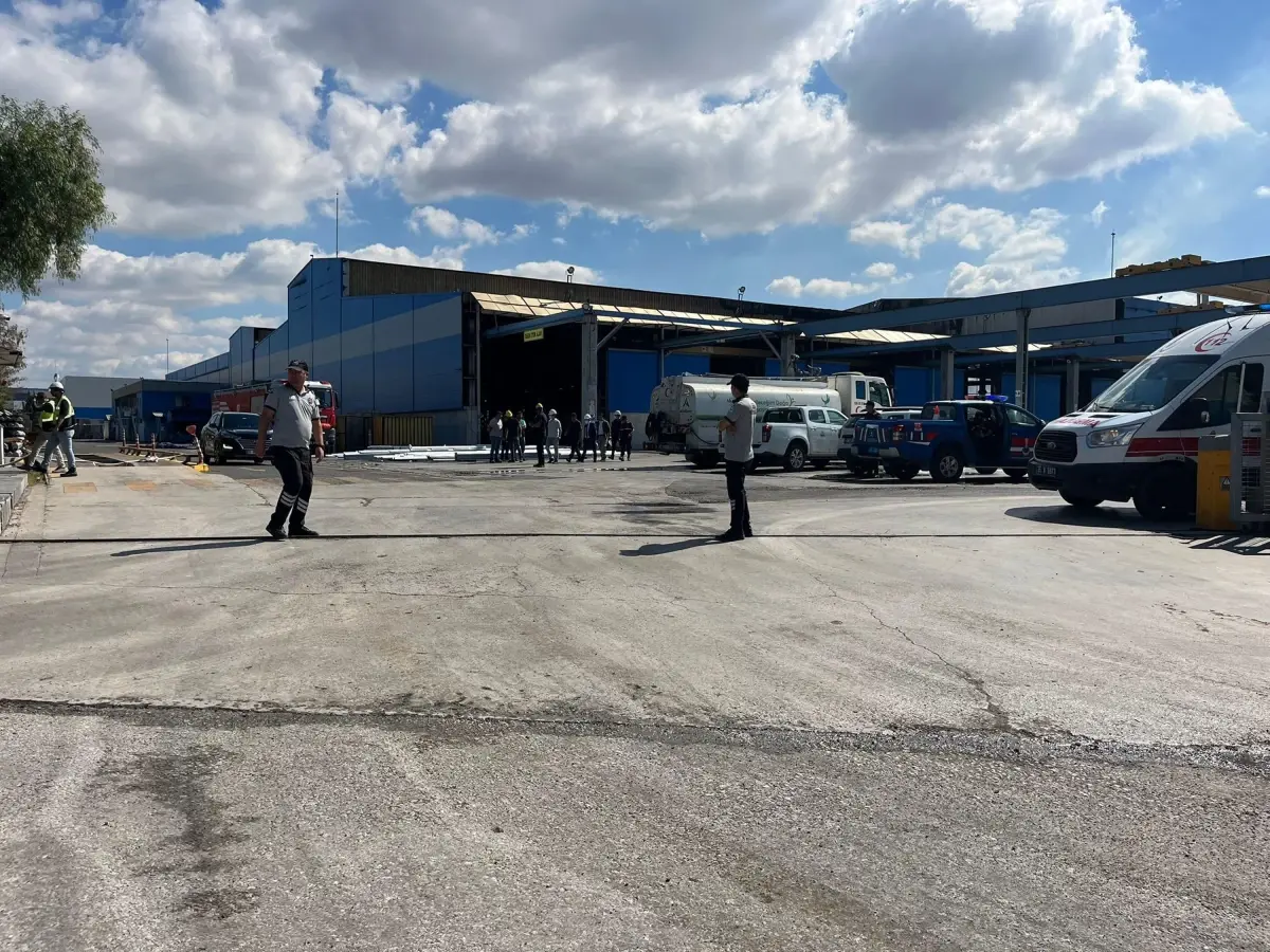 İzmir\'de Fabrika Yangını Kontrol Altına Alındı