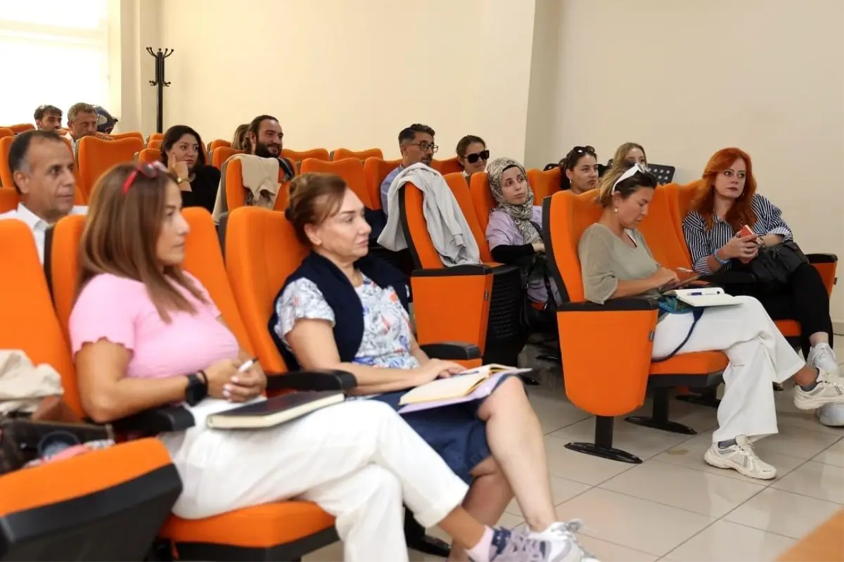 Kocaeli\'de Gazetecilere Etkili Sosyal Medya Eğitimi