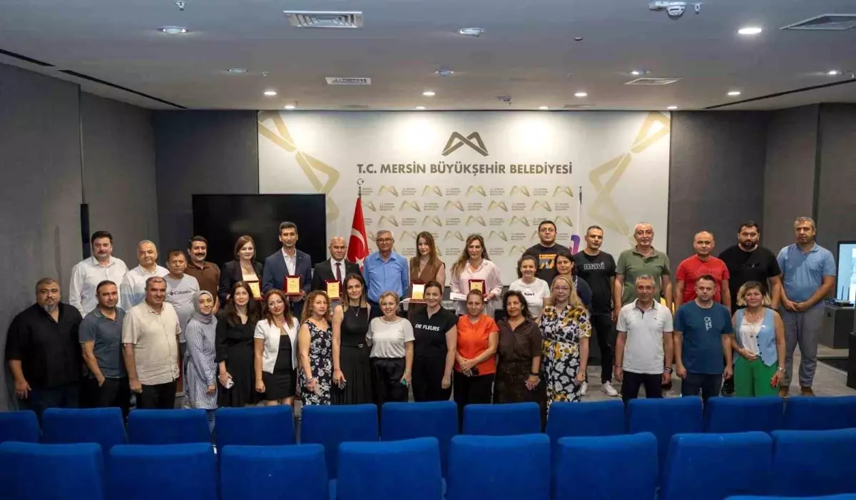 Mersin Büyükşehir Belediyesi\'nde Başarı Töreni: 22 Personele Plaket Verildi