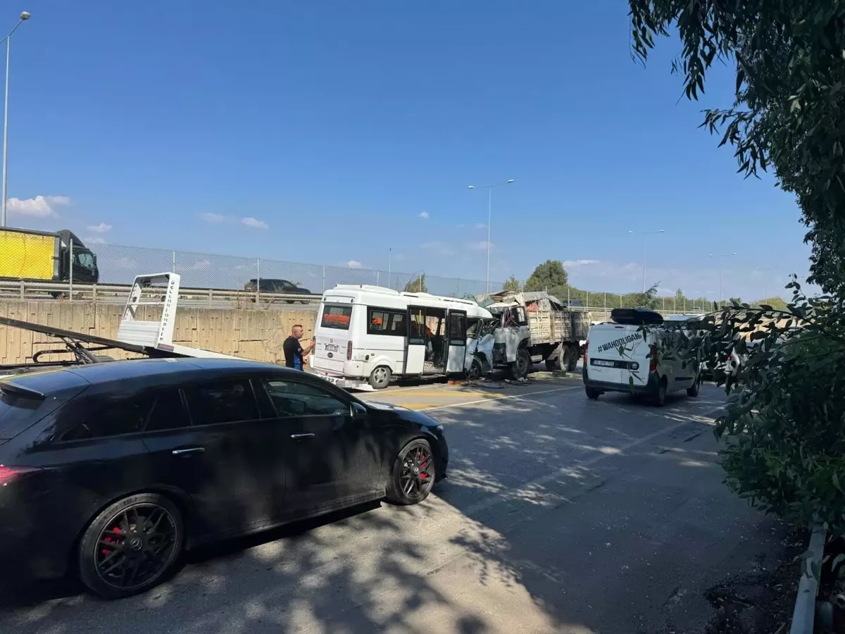 İzmir\'de Minibüs ve Kamyon Çarpıştı