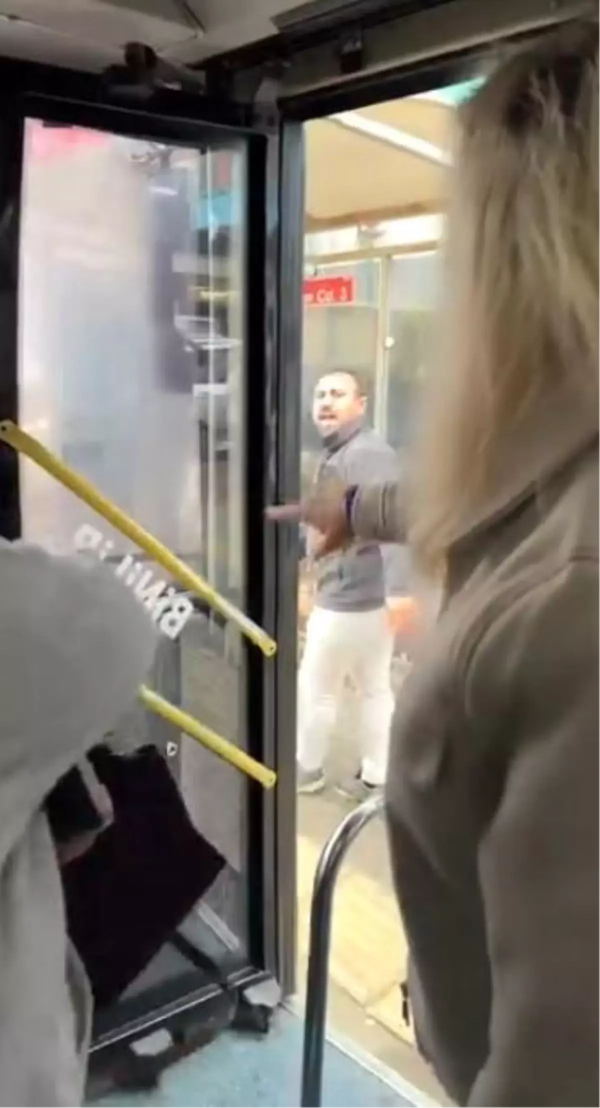 Yolculara küsen otobüs şoföründen olay hareket! Ne kadar dil döküldüyse de nafile