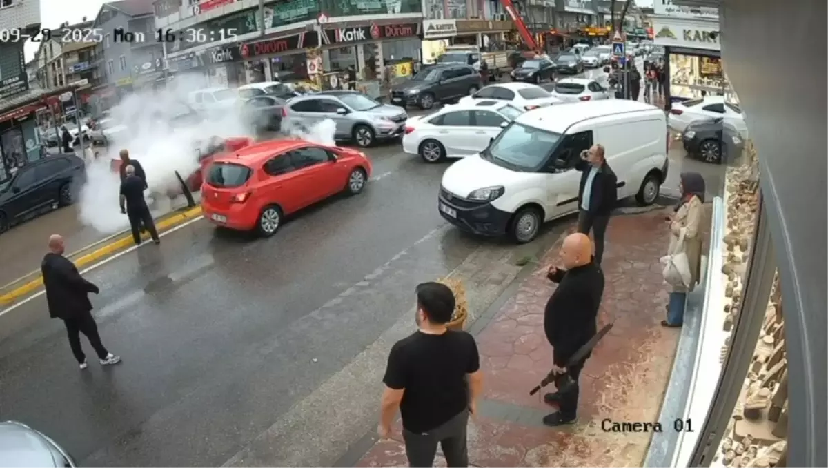 Kartepe\'de Otomobil Yangını Kontrol Altına Alındı