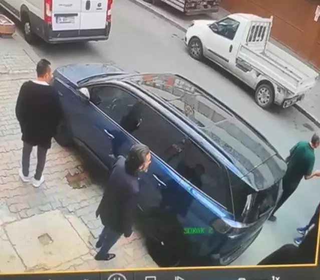 Otomobilin üzerine idrarını yaptı; sahibine saldırdı | Flaş Gelişme